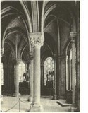 Vista parcial do interior da cabeceira da igreja de Saint­Denis. Observe as abóbadas de nervura, o uso de pilares de sustentação, a ausência de grossas paredes e a introdução de grandes janelas de vidro